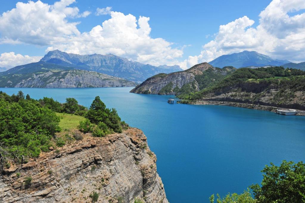 a view of a lake with mountains in the background at Chalet Barcelonnette in Barcelonnette