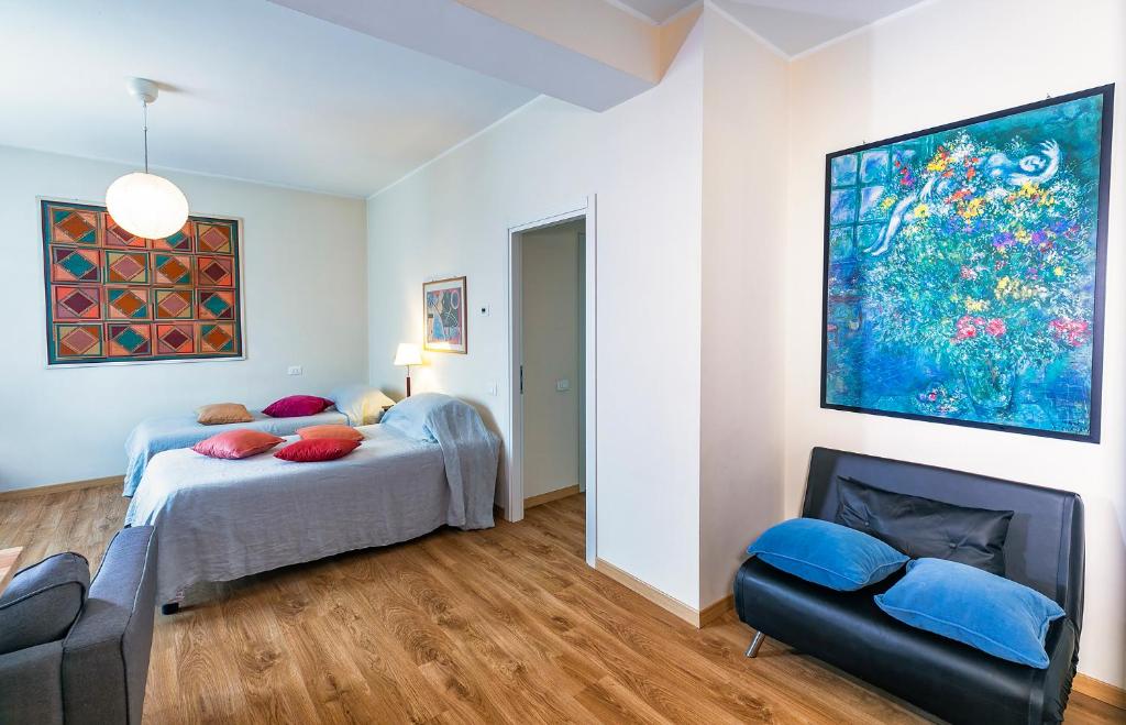 ein Schlafzimmer mit 2 Betten und einem Wandgemälde in der Unterkunft Rita's Garden in San Vittore Olona