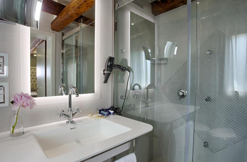 
Deluxe Double or Twin Room with Canal View
