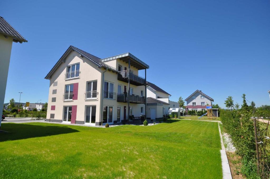 ein großes weißes Haus mit einem großen Hof in der Unterkunft Komfortable Apartment-Wohnung in Fulda