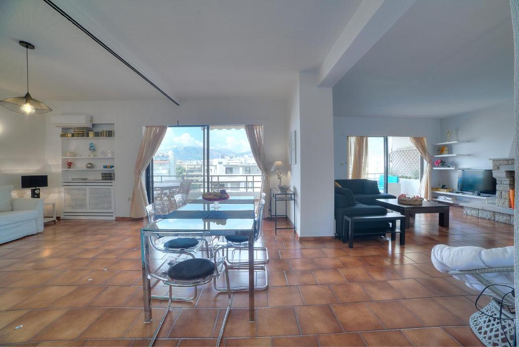 A seating area at Athens Glyfada Riviera Apartment