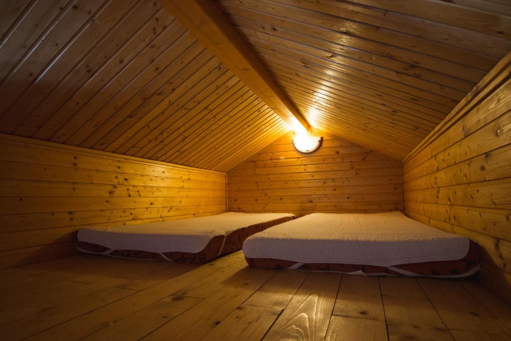 A bed or beds in a room at Aquapark Tatralandia chatka 118