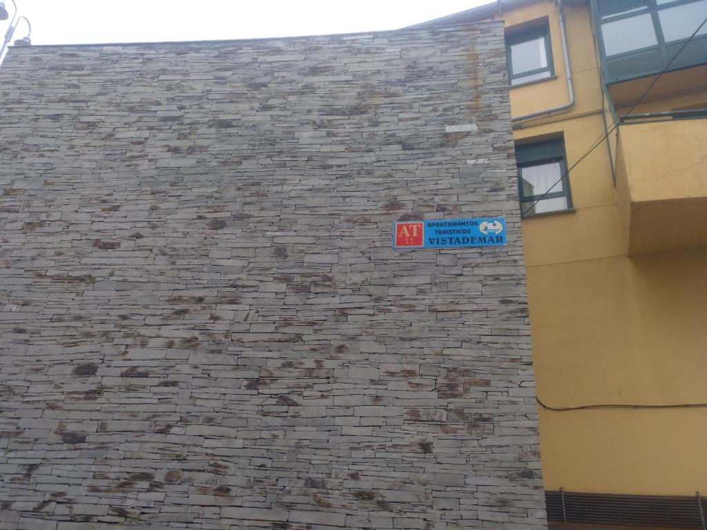 a sign on the side of a brick building at Apartamentos turísticos Vistademar in Luarca