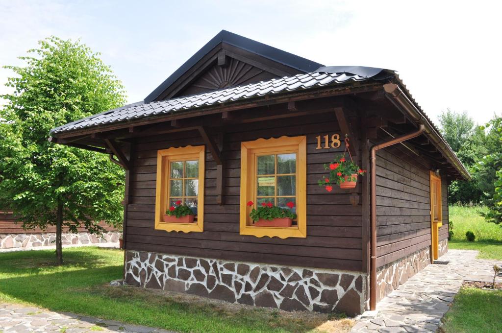 a small house with two windows and a clock at Chata 118 pri Liptovskej Mare a Tatralandii in Liptovský Mikuláš