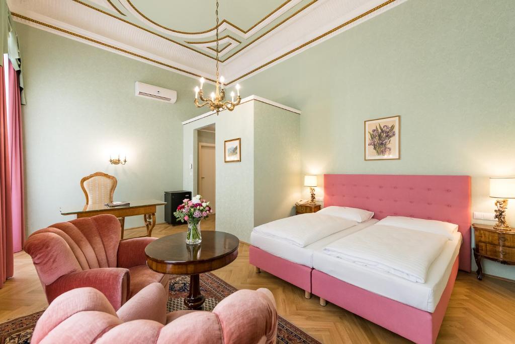 Łóżko lub łóżka w pokoju w obiekcie Hotel Regina