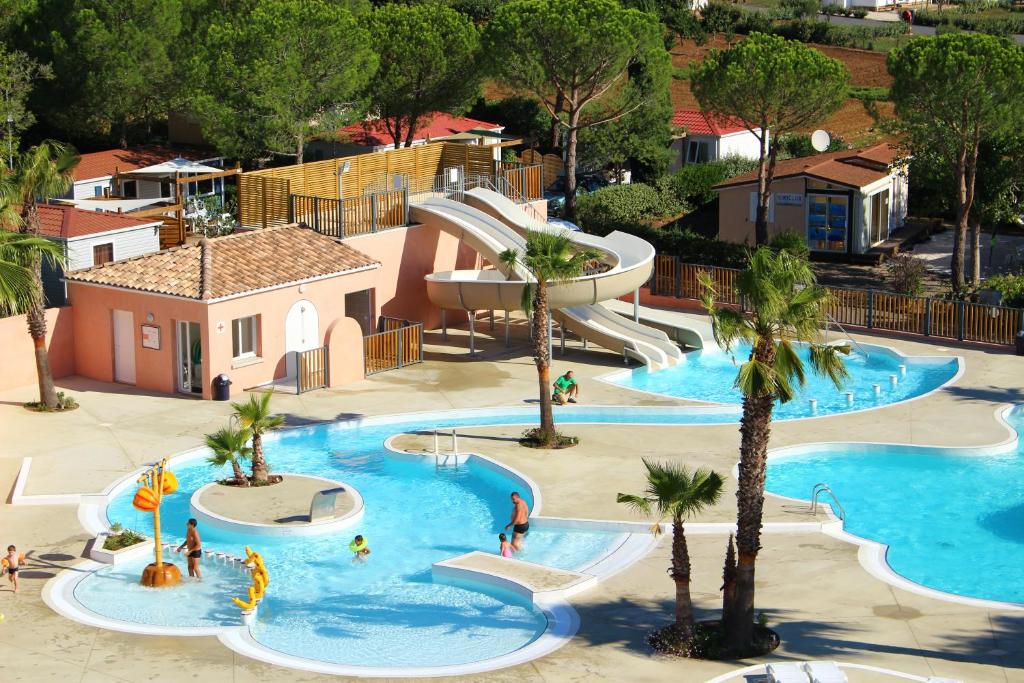 uma vista sobre um parque aquático com escorrega em Domaine Sainte Veziane em Bessan