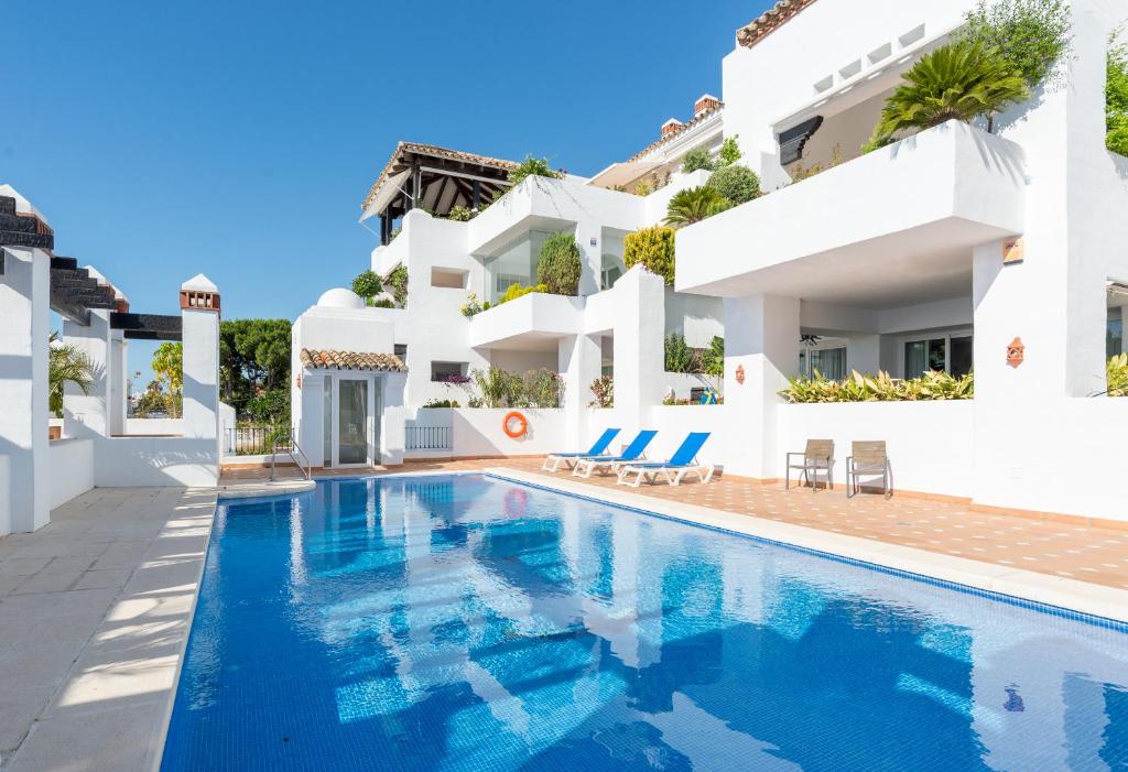 vista su una villa con piscina di Luxury duplex- 7 minutes from the beach a Torremolinos
