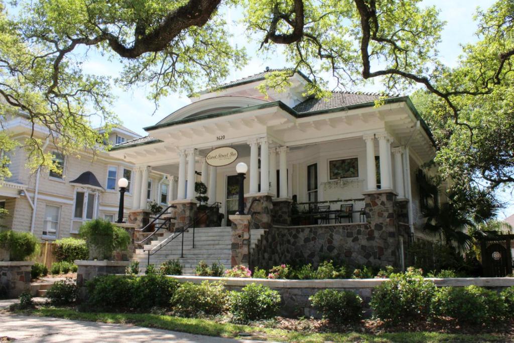 Casa blanca grande con porche en Canal Street Inn, en Nueva Orleans