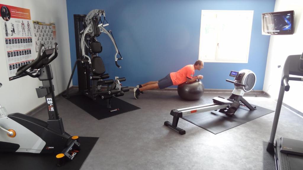 Fitness centrum a/nebo fitness zařízení v ubytování Hôtel Saphir Lyon