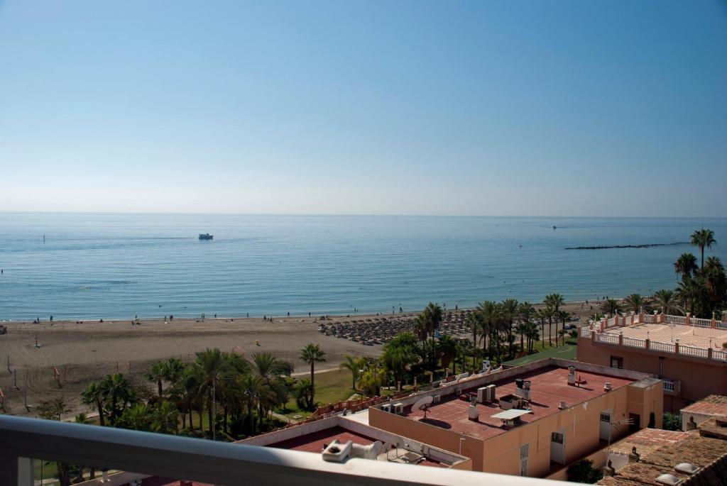 Cozy apartment with first line seaview in perfect location ...