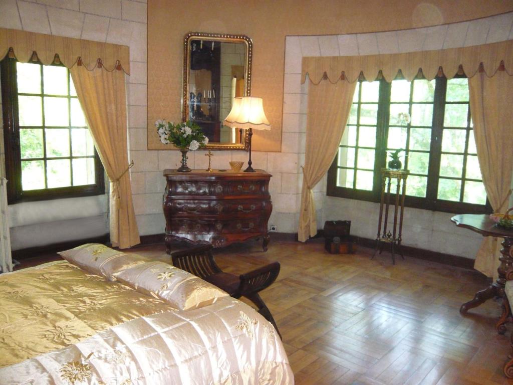 Postel nebo postele na pokoji v ubytování Hattonchatel Château & Restaurant La Table du Château