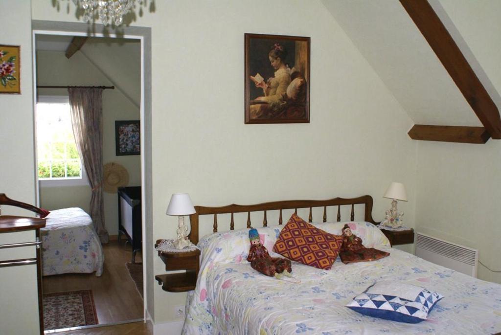 Un dormitorio con una cama con dos perros. en Villa Garnier, en Saint-Michel-sur-Loire