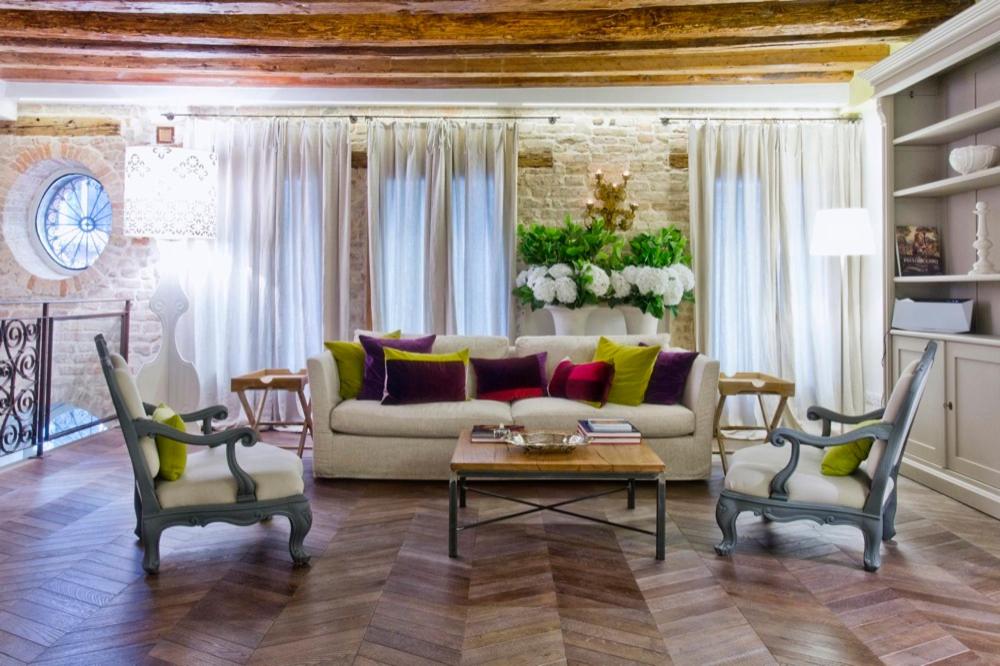 a living room with a couch and two chairs at Gran Duca Sforza in Venice