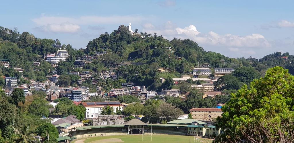 vistas a una ciudad en una montaña en Jaye's Homestay, en Kandy