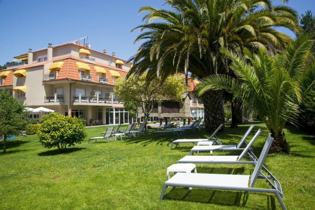 A garden outside Hotel Spa Atlántico San Vicente do Mar