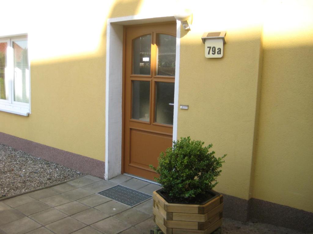 キュールングスボルンにあるHaus Meeresbriseの看板入りの家の扉
