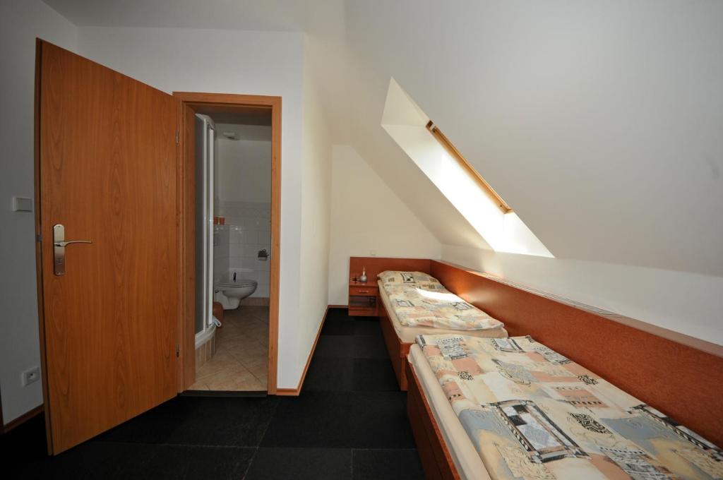 Postel nebo postele na pokoji v ubytování Penzion Praktik Krumlov