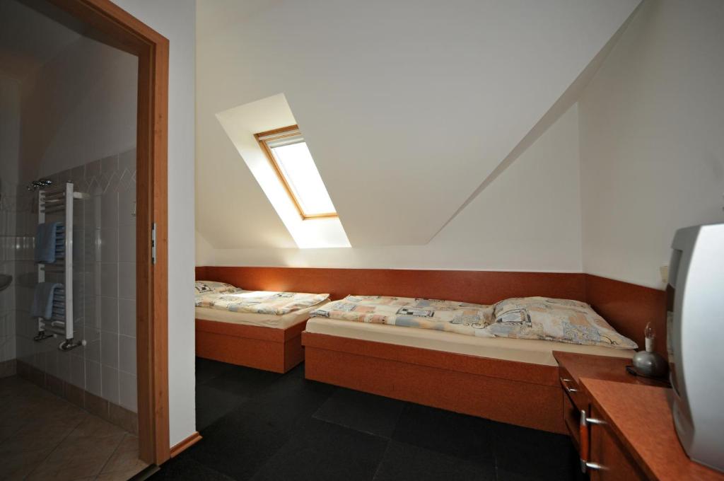 Postel nebo postele na pokoji v ubytování Penzion Praktik Krumlov