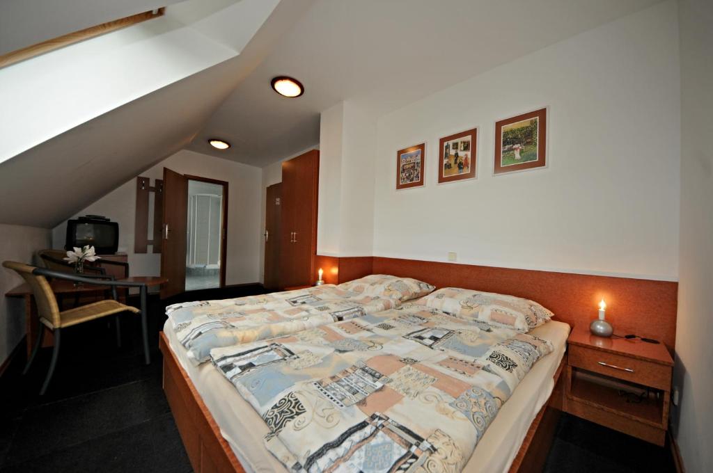Postel nebo postele na pokoji v ubytování Penzion Praktik Krumlov