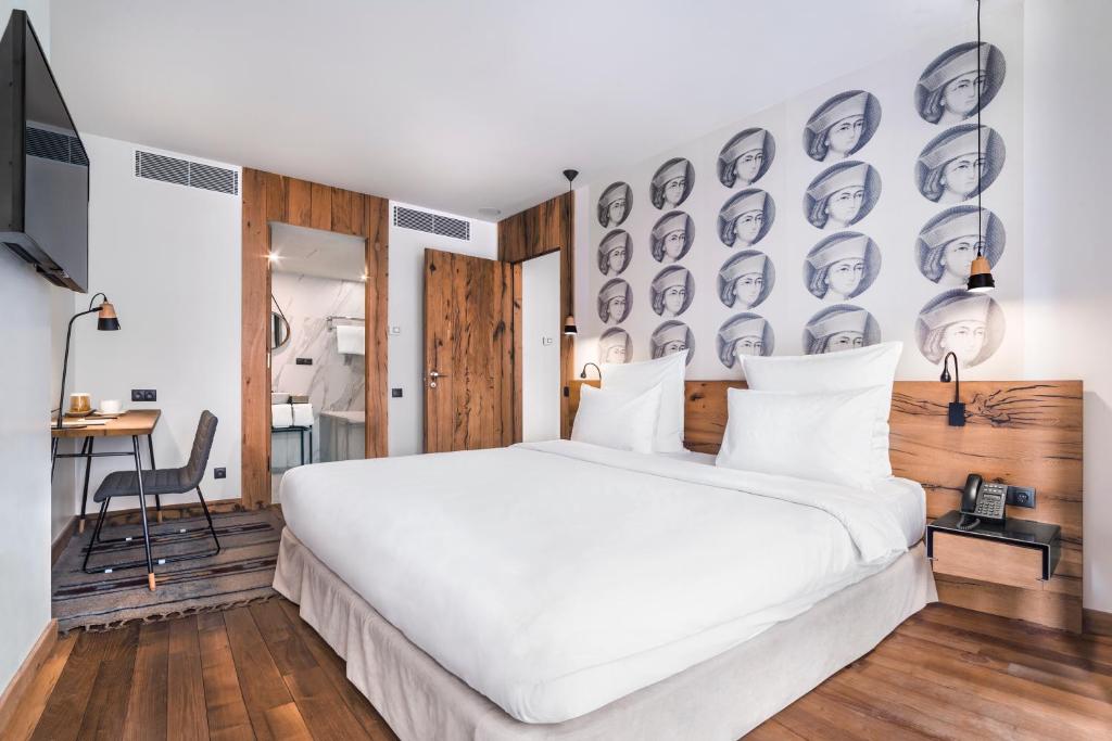 Postel nebo postele na pokoji v ubytování Shota @ Rustaveli Boutique Hotel