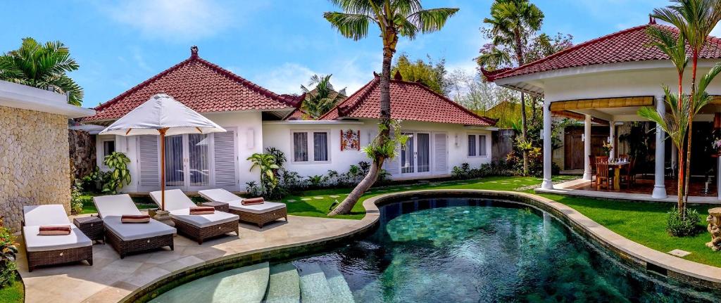 uma imagem de uma villa com piscina em Hevea Villas em Seminyak