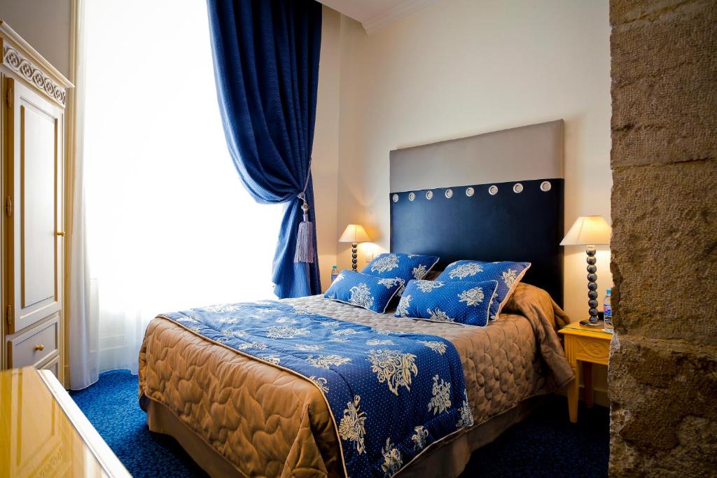 Postel nebo postele na pokoji v ubytování Grand Hotel des Terreaux