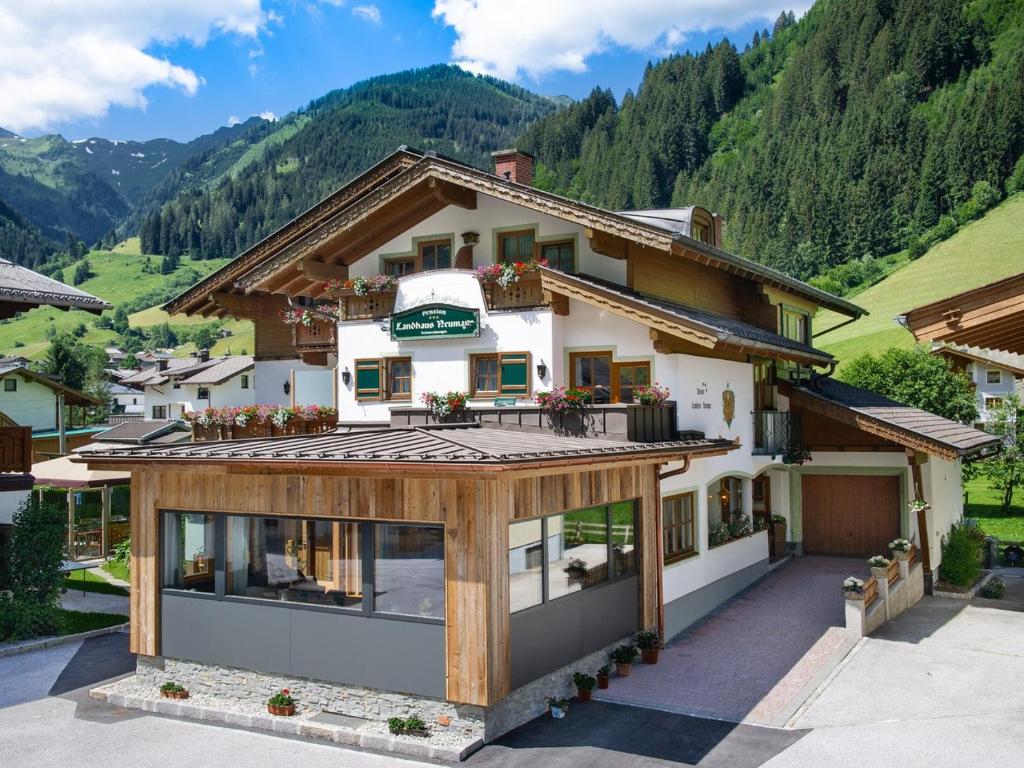 Nespecifikovaný výhled na hory nebo výhled na hory při pohledu z hotelu