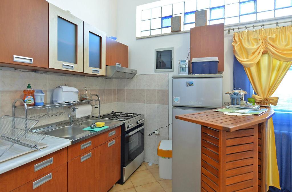 Kuchyň nebo kuchyňský kout v ubytování Apartments Đino 1374