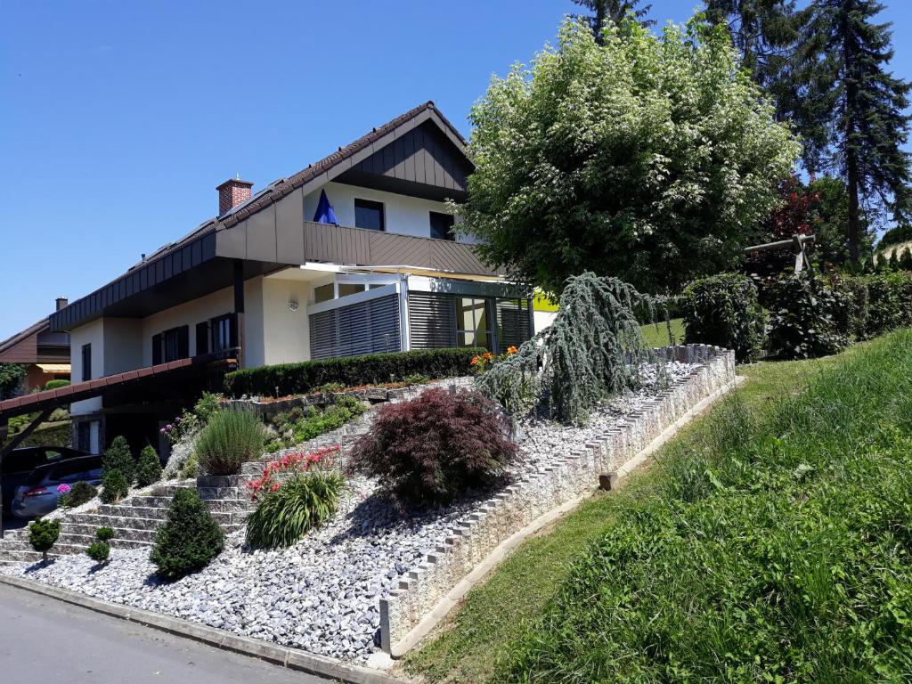 ein Haus mit Garten davor in der Unterkunft Ferienwohnung Neumeister in Bad Gleichenberg