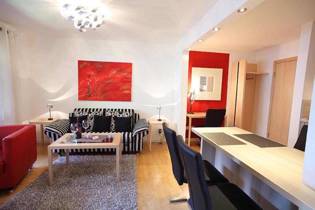 uma sala de estar com um sofá e uma mesa em Gästehaus Obermeier em Ruhmannsfelden