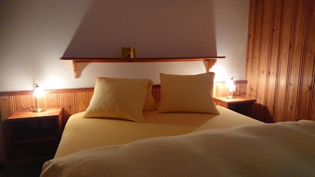 Postel nebo postele na pokoji v ubytování Hotel Nufenen