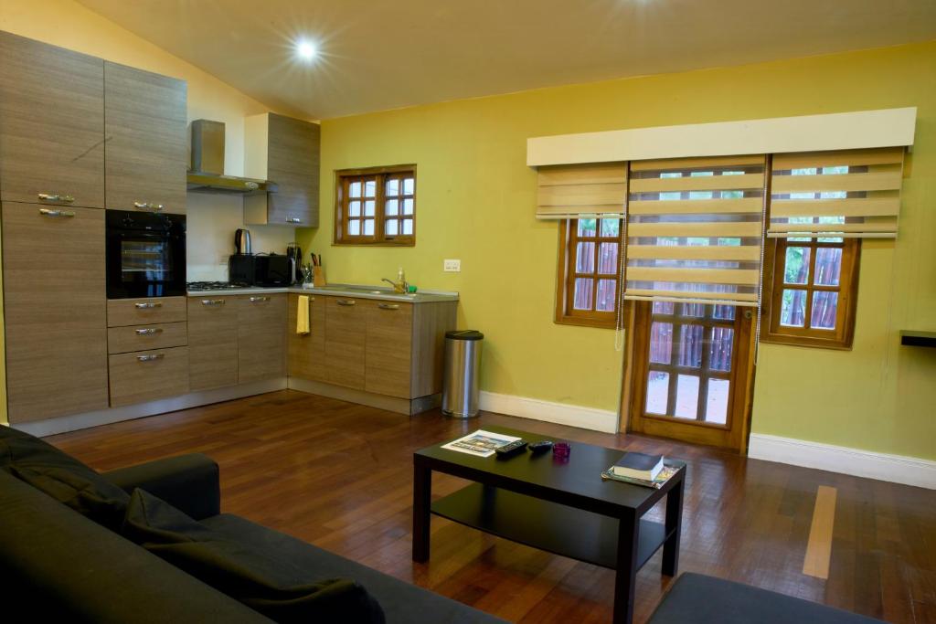- un salon avec un canapé et une table dans l'établissement Olma Colonial Suites, à Accra