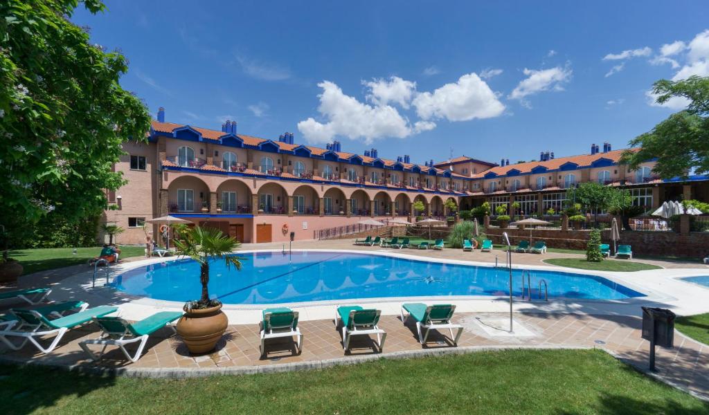 Bazén v ubytování Hotel Fuente Las Piedras nebo v jeho okolí