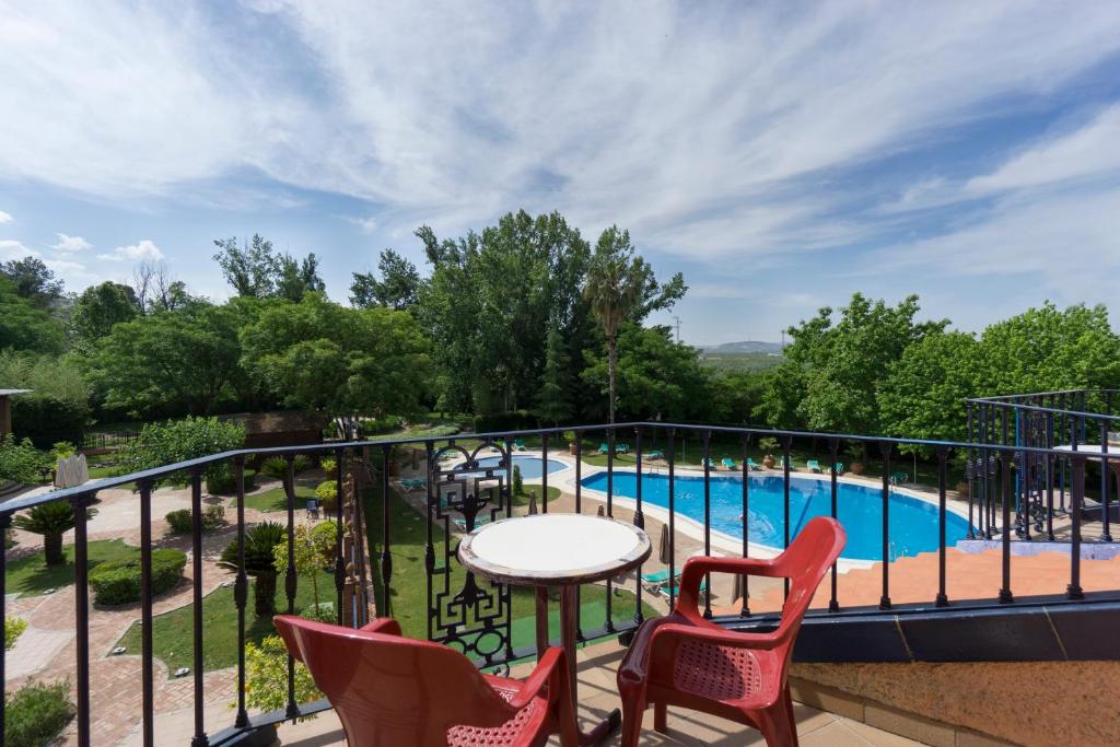 Bazén v ubytování Hotel Fuente Las Piedras nebo v jeho okolí