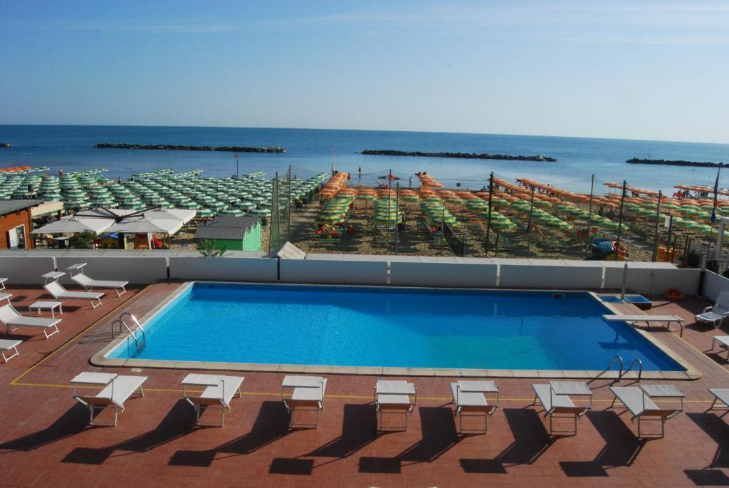 una piscina en la azotea de un complejo en Hotel Embassy, en Pesaro