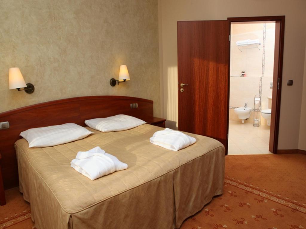 Postel nebo postele na pokoji v ubytování Hotel Zawiercie