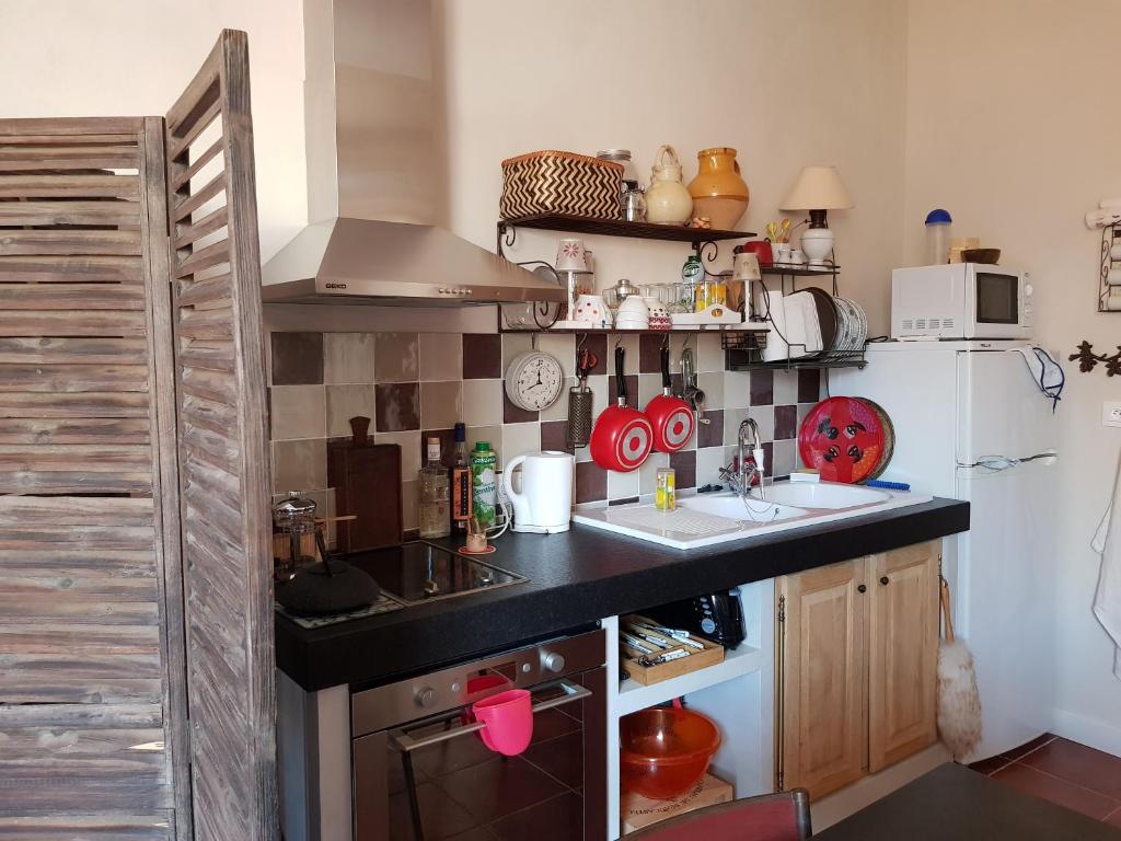 Virtuve vai virtuves zona naktsmītnē Mini Loft