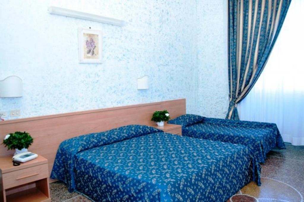 Llit o llits en una habitació de Hotel Miramare