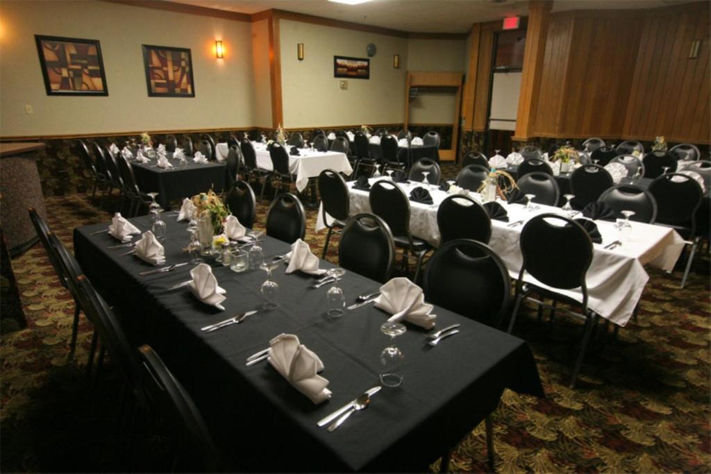 Un restaurante u otro lugar para comer en Travelodge by Wyndham Brandon