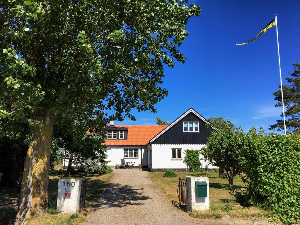 une maison avec un cerf-volant dans le ciel dans l'établissement Glemminge Bed and Breakfast, à Glemminge