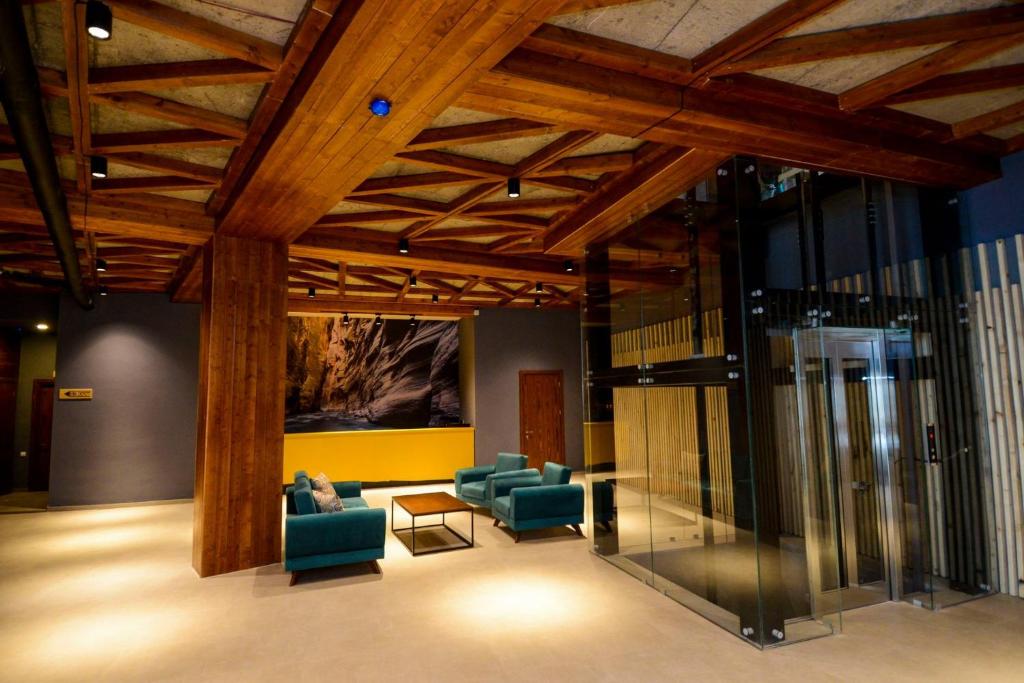 una hall con sedie blu e un tavolo in un edificio di Bakuriani Valley a Bakuriani