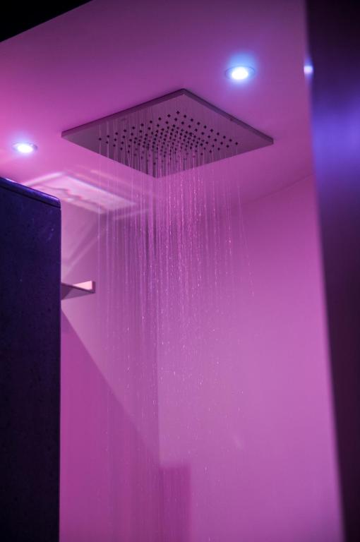 a purple room with a ceiling with pink lights at Hotel Palladio in Giardini Naxos