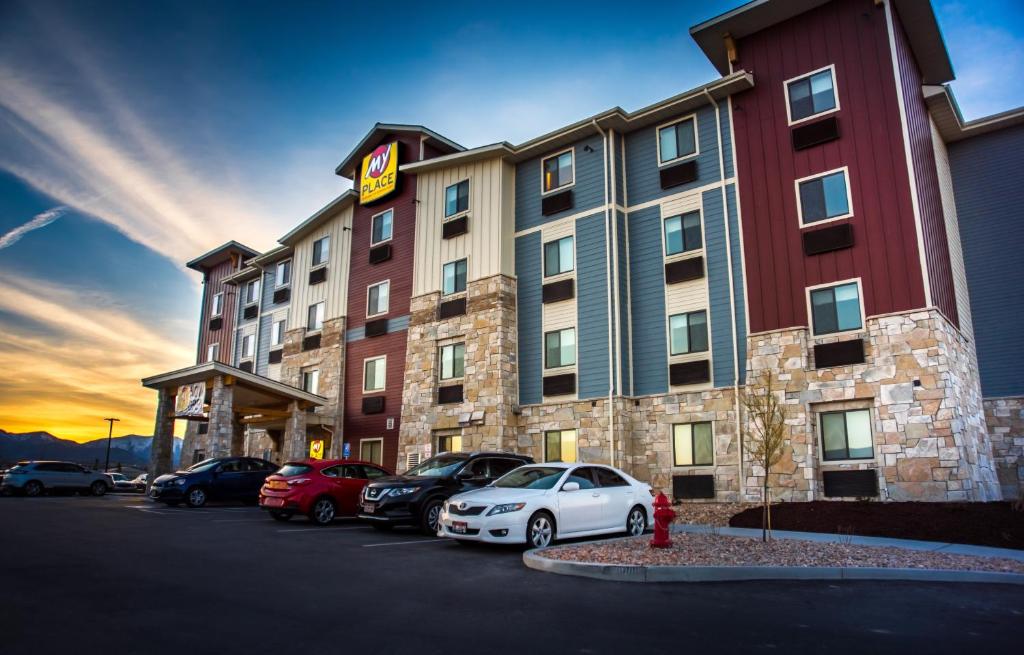 hotel z samochodami zaparkowanymi na parkingu w obiekcie My Place Hotel-Salt Lake City-West Jordan w mieście West Jordan