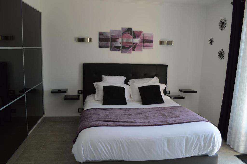 Villa La Terre Des Lauriers - Deluxe Double Room With Side Sea View