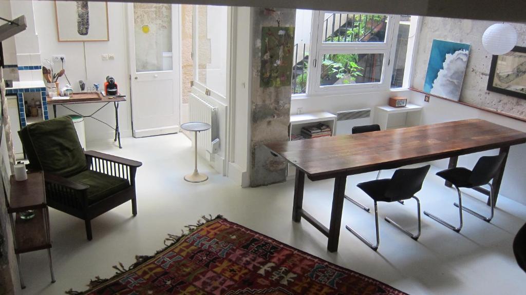 パリにあるStipologic 4P 2BRのリビングルーム(木製テーブル、椅子付)