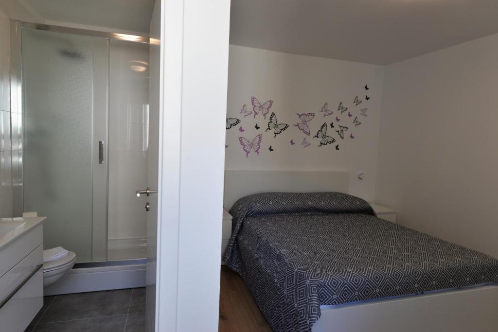 Postel nebo postele na pokoji v ubytování Apartments and Rooms Oliva
