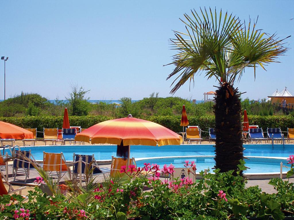 Bazén v ubytování Hotel Bertha Fronte Mare nebo v jeho okolí