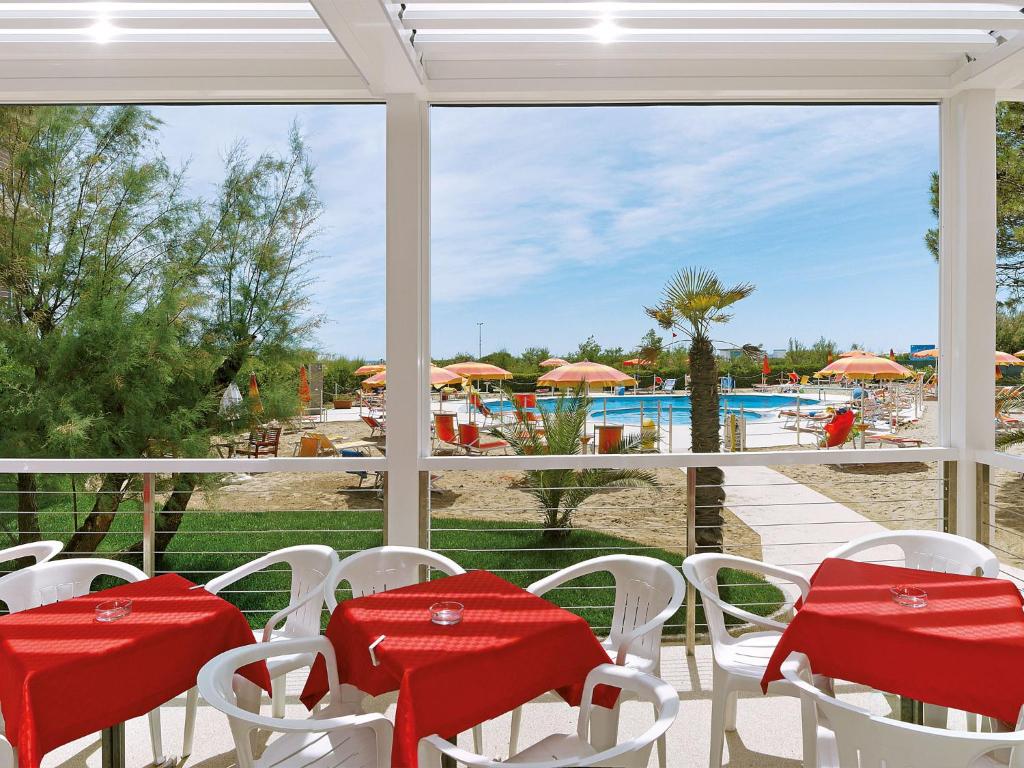 Bazén v ubytování Hotel Bertha Fronte Mare nebo v jeho okolí