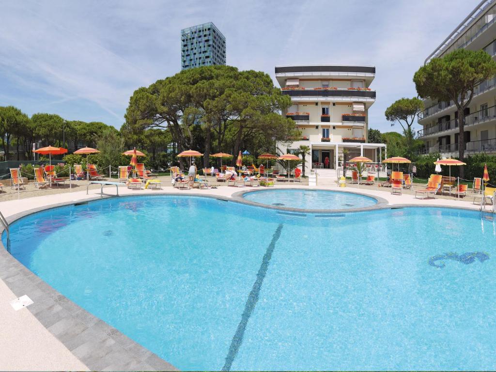Bazén v ubytování Hotel Bertha Fronte Mare nebo v jeho okolí