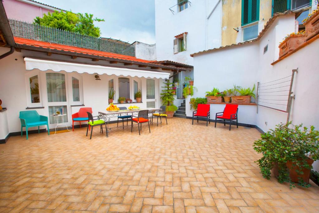 patio z krzesłami i stołem na dziedzińcu w obiekcie San Nicola B&B w mieście Castellammare di Stabia